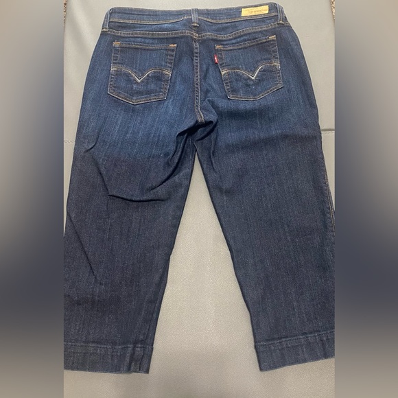 EUC Levi’s 545 Denim Capris - Picture 4 of 4